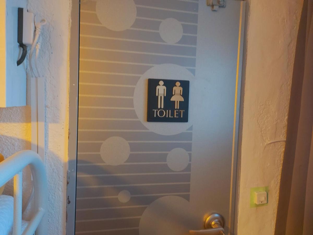 Foreigners Only Wisma tamu *